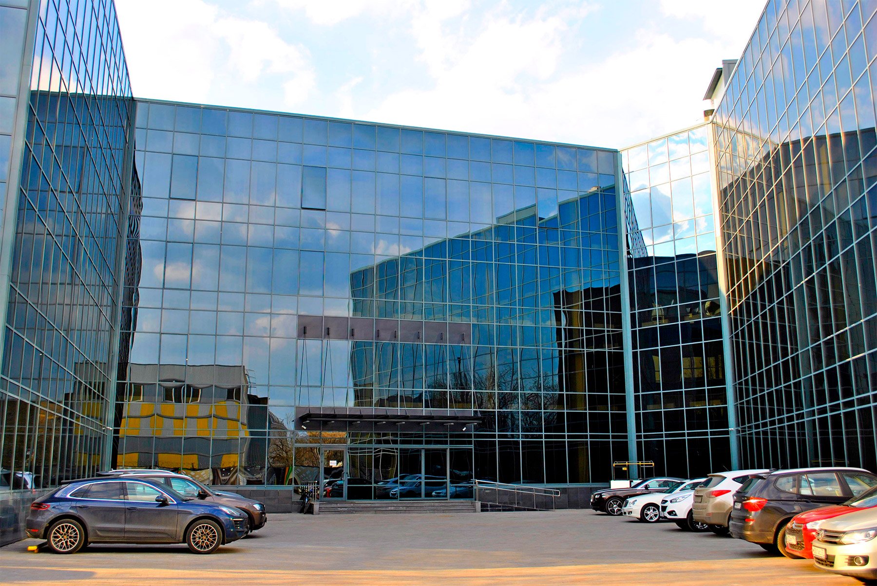 Главный вход в бизнес-центр Буракова 29 и внутренняя парковка